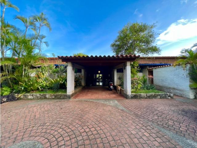 Se vende casa 5000m² 5h/4b/6p Los Campitos