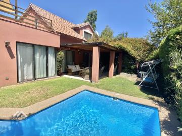 Se vende Casa 5D en condominio con piscina Peñalolén