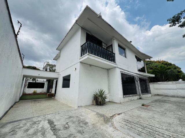 Se vende casa 648m² 18h/3b/12p Chuao