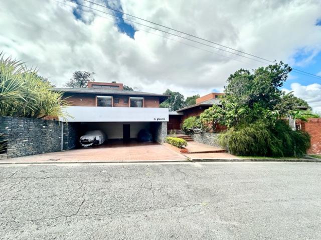 Se vende casa 615m2 Cerro Verde 6939