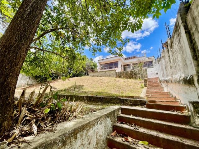 Se vende casa c/anexo 623m2 Prados del Este 1351