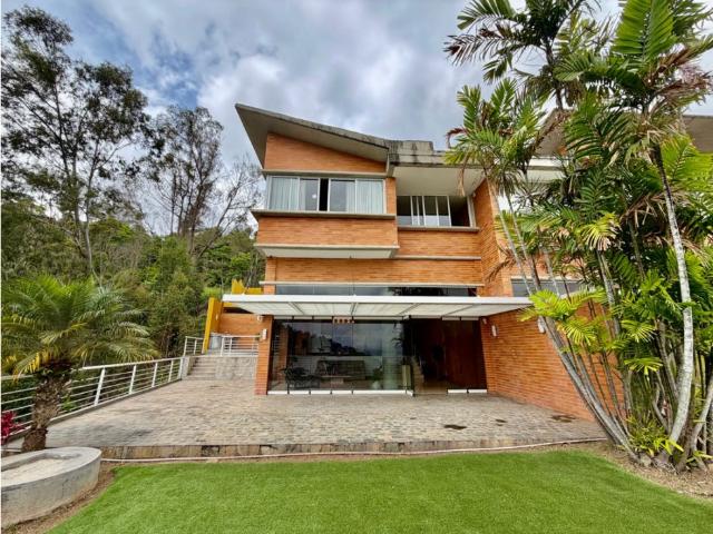 Se vende casa 740m2 + 147m2 jardín 5h+s/4p Alto Hatillo