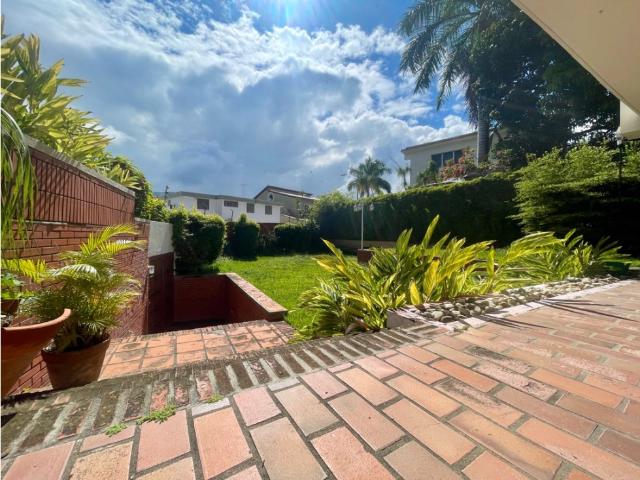 SE VENDE CASA 750M2 9H/7B/2PE PRADOS DEL ESTE