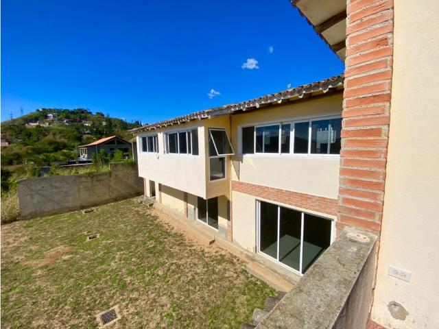 Se vende casa 767m² 4h/4b/3e Bosques De La Lagunita