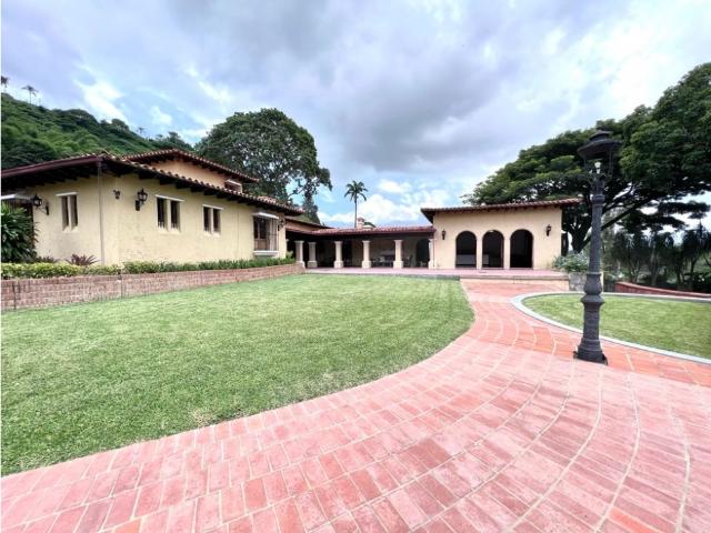 Se vende casa 790m2 5h+2s/ 8b/ 19p Cerro verde