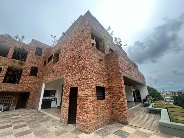 Se vende casa 850m2 4H+s/ 7b/ 9p Lomas de las mercedes