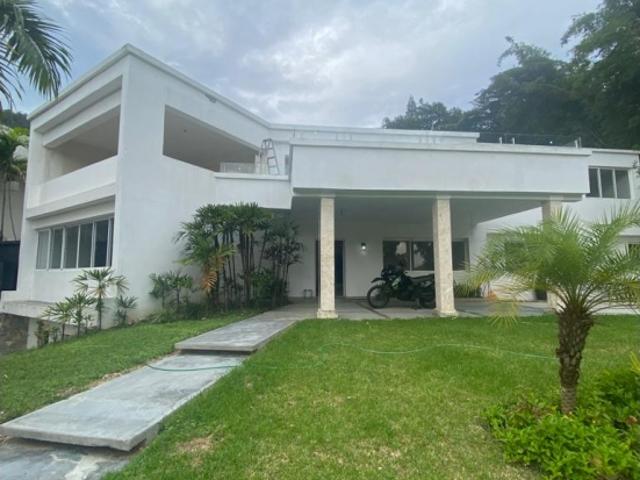 Se vende casa 800m2 4h/5b/10p Country Club 3403