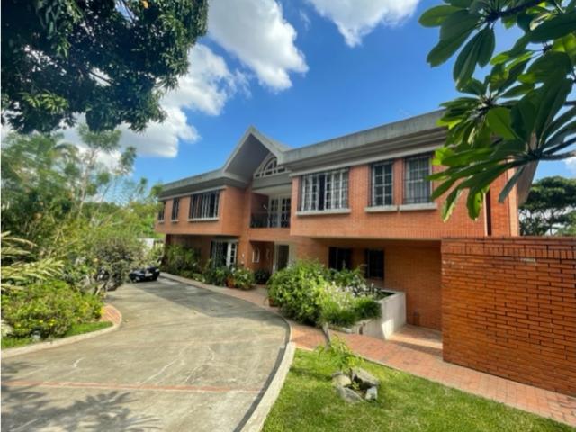 Se vende casa 812m2 4h+s/6b+s/10p Los Chorros 1112