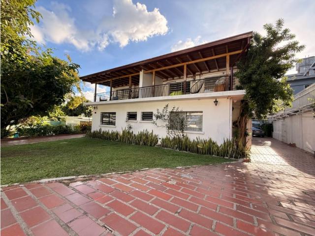 Se vende casa 980m2 7H/5B/10P Altamira