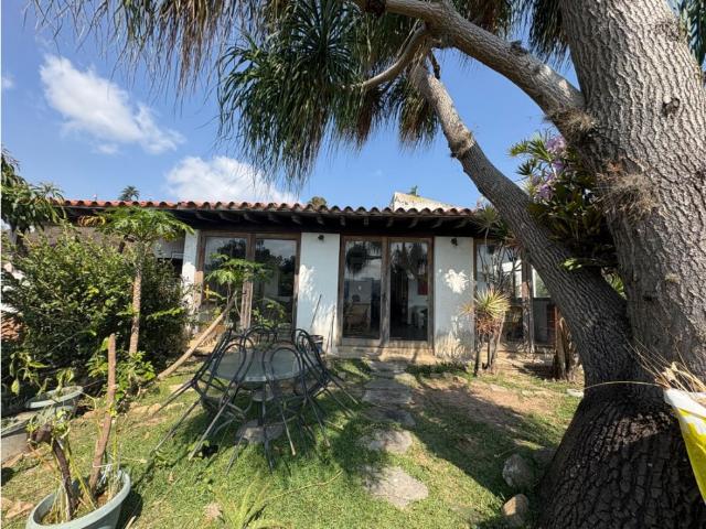 Se vende casa c/ 2 anexos 700m2 Los Campitos 9036