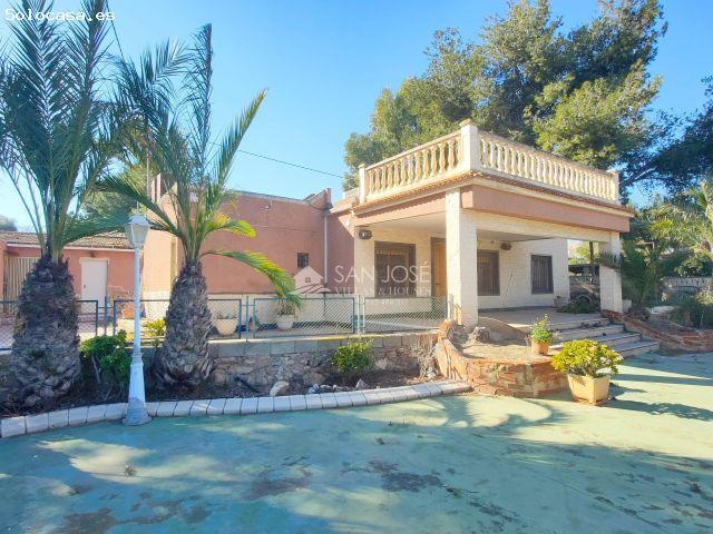 SE VENDE CHALET CON NAVE INDUSTRIAL EN BUENA ZONA DE ASPE