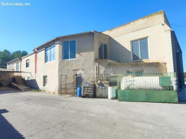 SE VENDE CHALET CON NAVE INDUSTRIAL EN BUENA ZONA DE ASPE