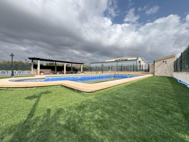 SE VENDE CHALET CON PARCELA, JARDÍN, HUERTO Y PISCINA
