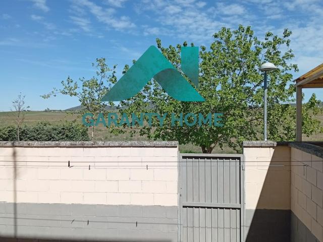 ¡SE VENDE CHALET ADOSADO EN VALDESALOR – CÁCERES! ✨