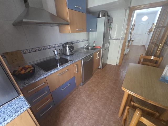 Se vende chalet adosado en Benamariel, en urbanización con piscina, dos plantas, amueblado, cocina, salón, 3 hab 2 baños, trastero y cochera