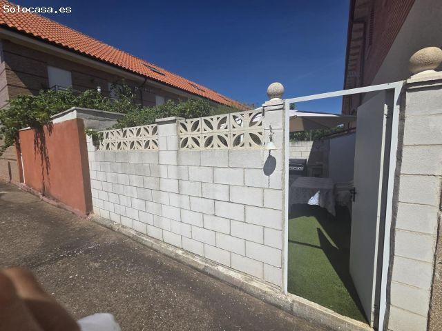 Se vende chalet adosado en Benamariel, en urbanización con piscina, dos plantas, amueblado, cocina
