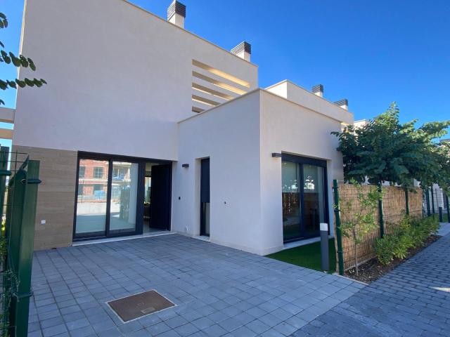 SE VENDE CHALET DE 3 HABITACIONES, 3 ASEOS EN SANTA ROSALIA TORRE PACHECO