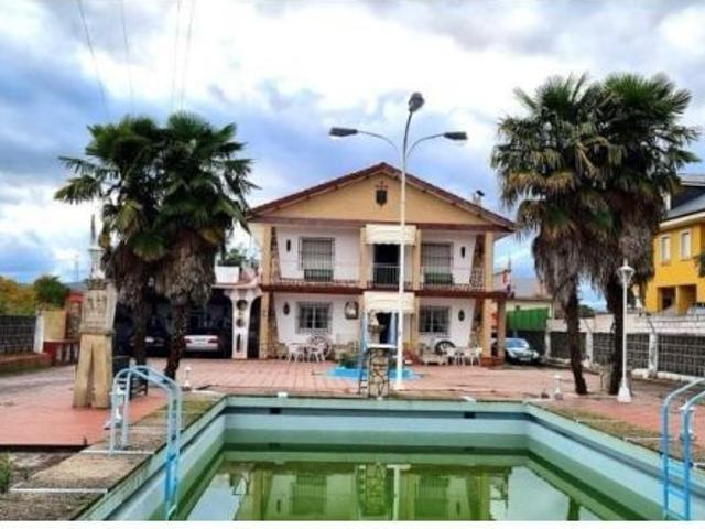SE VENDE CHALET MUY AMPLIO EN PLENO CARRACEDELO