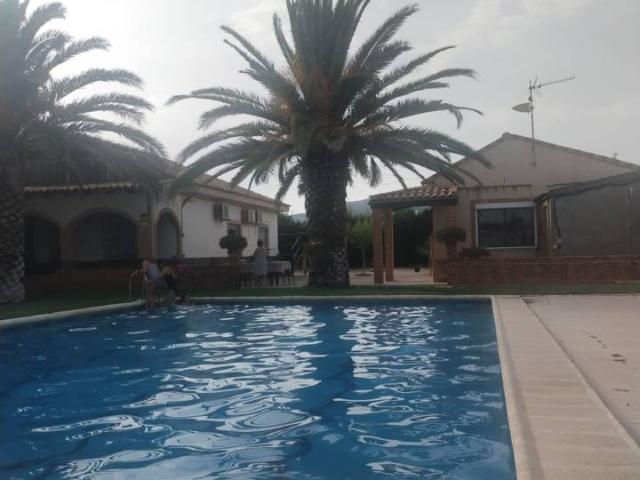 Se vende Chalet rústico con piscina