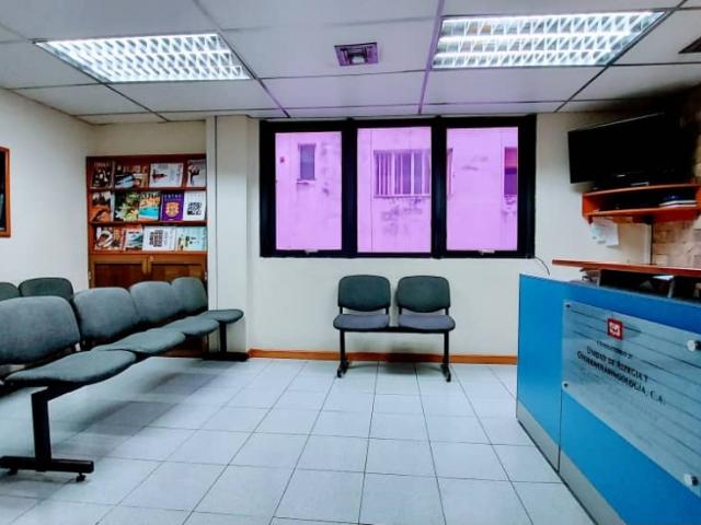 Se vende Consultorio Aptos 200m² 3O/7H/2B/4E San Bernardino