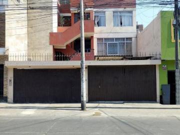 Se vende departamento con estacionamiento en la victoria