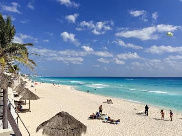 Se vende Departamento en Condominio Brisas PB con terraza y mejor playa en Cancun, Zona Hotelera