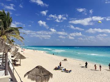Se vende Departamento en Condominio Brisas PB con terraza y mejor playa en Cancun, Zona Hotelera