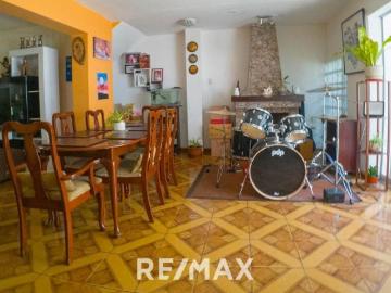 SE VENDE DEPARTAMENTO EN PRIMER PISO DE 181M2 INCLUYE TRIPLEX EN PATIO INTERNO SJL
