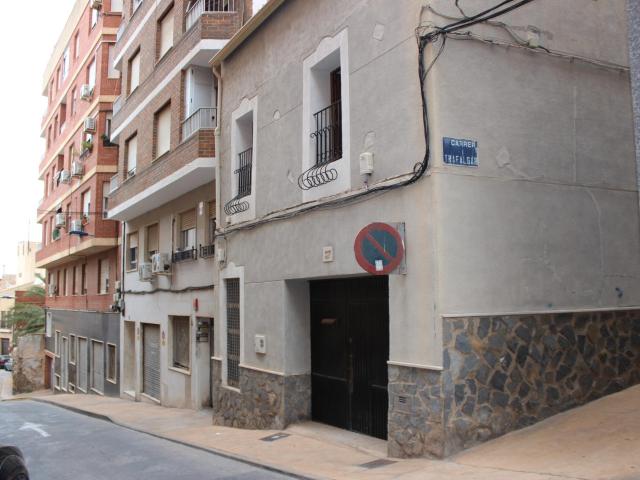 Se vende edificio con 2 vivendas y terraza, posibilidad de entradas independientes!
