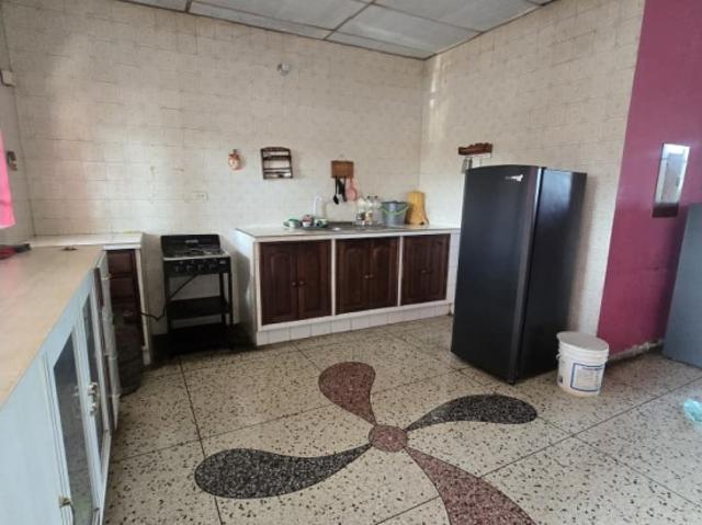 SE VENDE EDIFICIO DE TRES PISOS VE21 340BU CAND