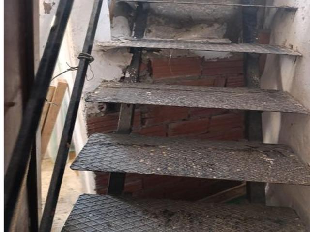 Se vende edificio de dos plantas con múltiples posibilidades de uso en Ojos Negros