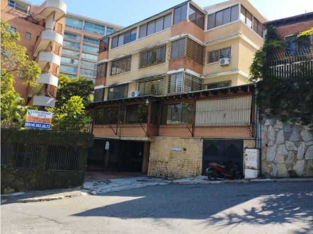 Se vende Edificio en Las Mercedes 865m2T/1055C/ 8p