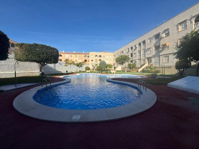 se vende el piso de 2 dormitorios en comunidad con piscina muy cerca de la playa Asequion en Torrevieja