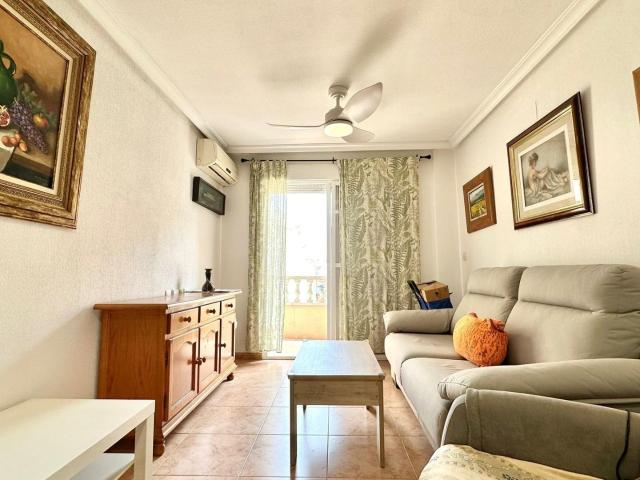 se vende el piso de 2 dormitorios y 1 baño en el centro de Torrevieja