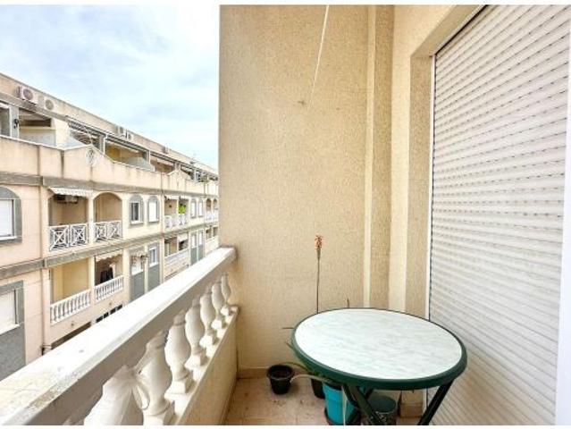 se vende el piso de 2 dormitorios y 1 baño en el centro de Torrevieja