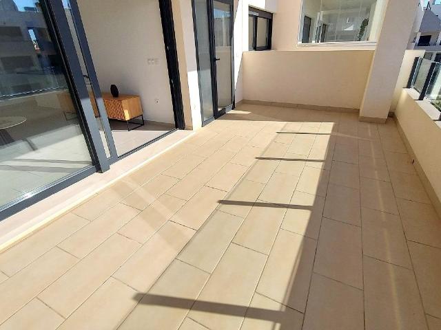 se vende el piso de 2 dormitorios y 2 baños de obra nueva en comunidad con piscina en San Miguel de Salinas