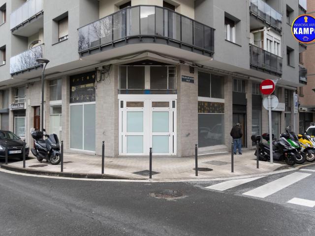 Se vende en Irun, local en esquina