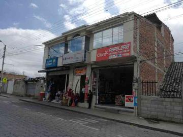 SE VENDE EN OTAVALO CASA CON LOCALES COMERCIALES