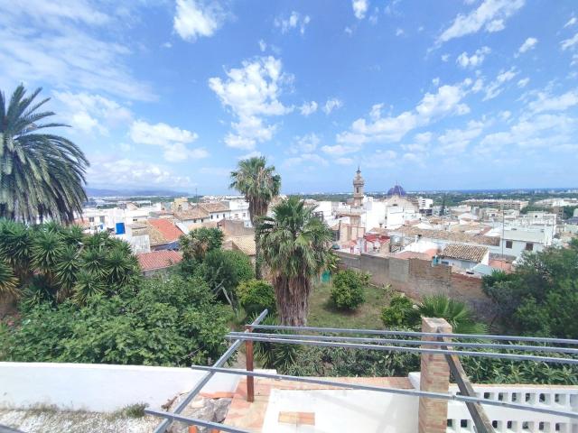 SE VENDE ENCANTADORA CASA EN OLIVA CON ESPECTACULARES VISTAS