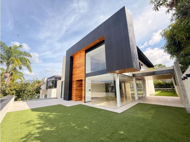 Se vende espectacular casa 600m2 Urb. San Luis