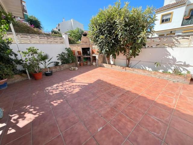 SE VENDE ESPECTACULAR CASA ADOSADA DENTRO DE CASCO URBANO DE ESTEPONA