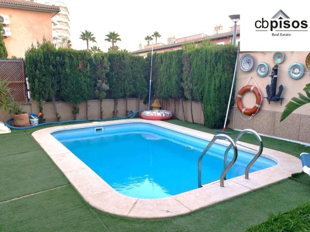 SE VENDE ESPECTACULAR CHALET CON PISCINA PROPIA