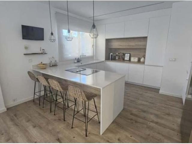 Se vende espectacular planta baja semi nueva con diseño minimalista en urb con piscina