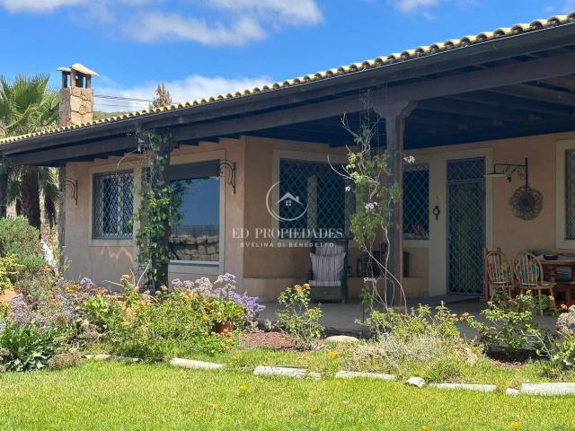 se vende espectacular villa indipendente en Valle san lorenzo con terreno y garage magacen