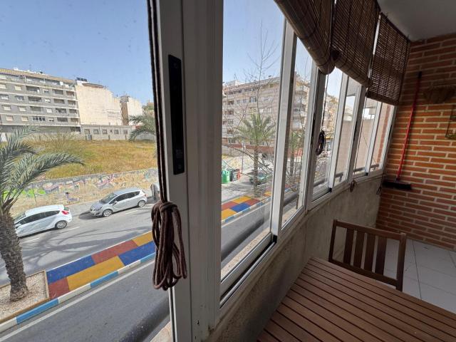 se vende estudio con balcon acristalado en comunidad con piscina en el centro de Torrevieja