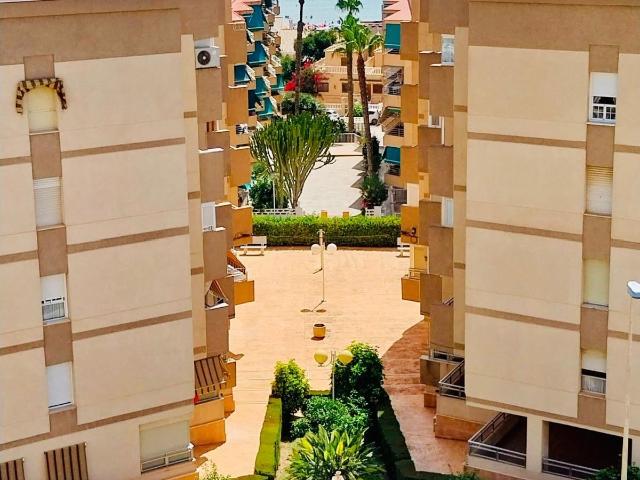 Se vende estupendo apartamento en estado impecable con vistas despejadas al mar