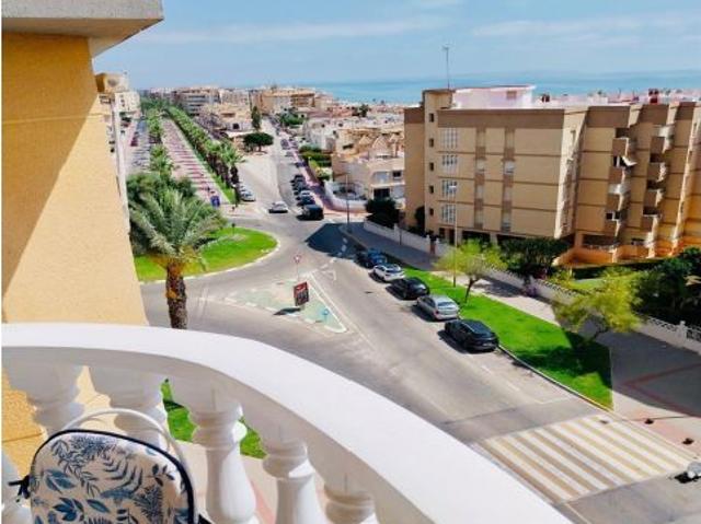 Se vende estupendo apartamento en estado impecable con vistas despejadas al mar