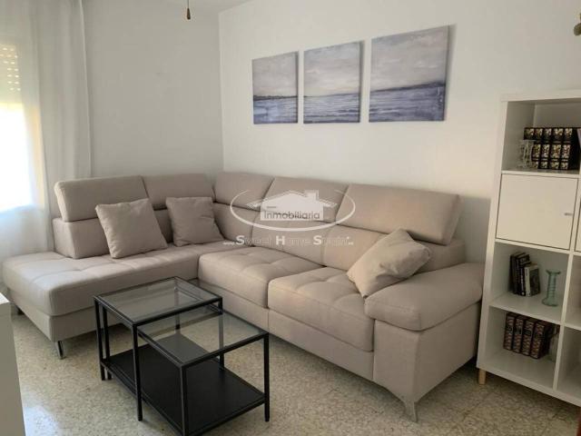 SE VENDE ESTUPENDA CASA ADOSADA A 200M DE LA PLAYA CON 4 DORMITORIOS, 2 BAÑOS, PATIO JARDÍN DELANTERO, PATIO TRASERO, AZ