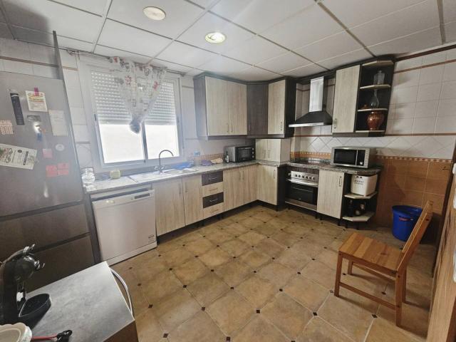 se vende estupenda CASA en calle la fuente con Terraza privada