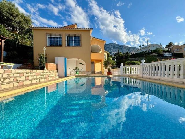 Se vende esta bonita villa con vistas al mar, en zona baja d. 150m² Dénia